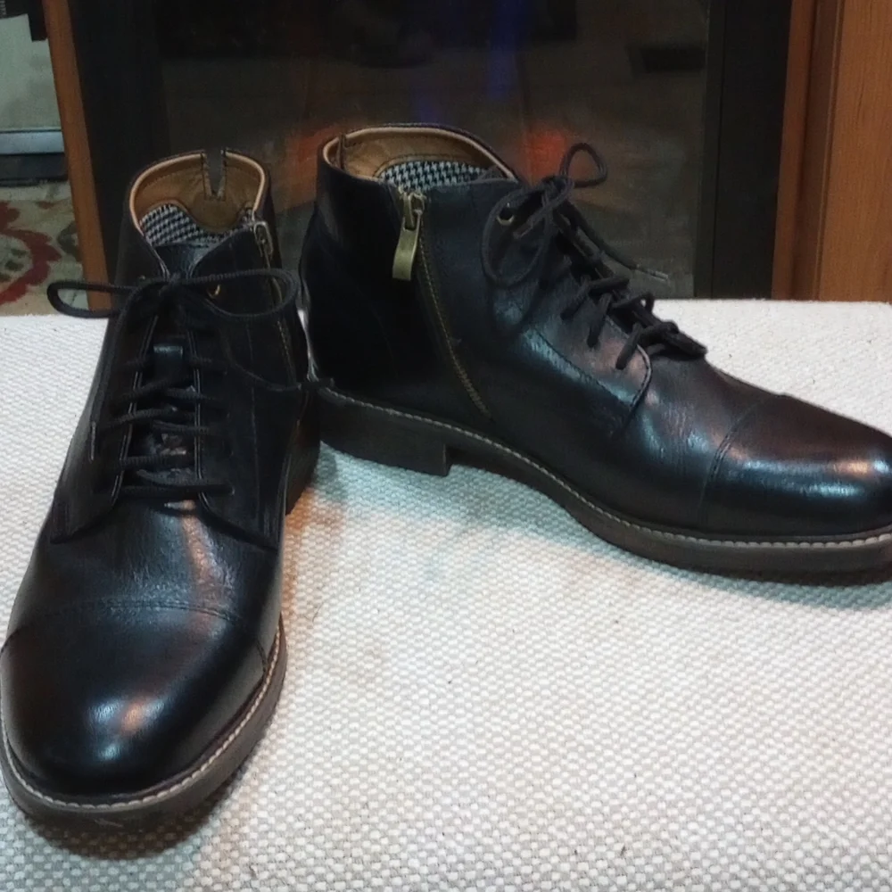 Dunham Black Leather Boots Side Zipper look Size 8